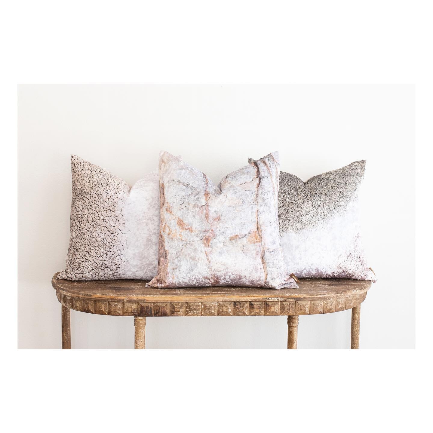 Meet our Entourage :: UNITE &bull; BLUSH &bull; LUNA ⚡️ 
.
.
.
.
#honormodern #luxurylifestyle #treatyourself #luxurypillows #originaltextile #finefurnishings #madeinusa #madeinoregon #bendoregon #centraloregonhomes #moderninteriors #interiordesigner