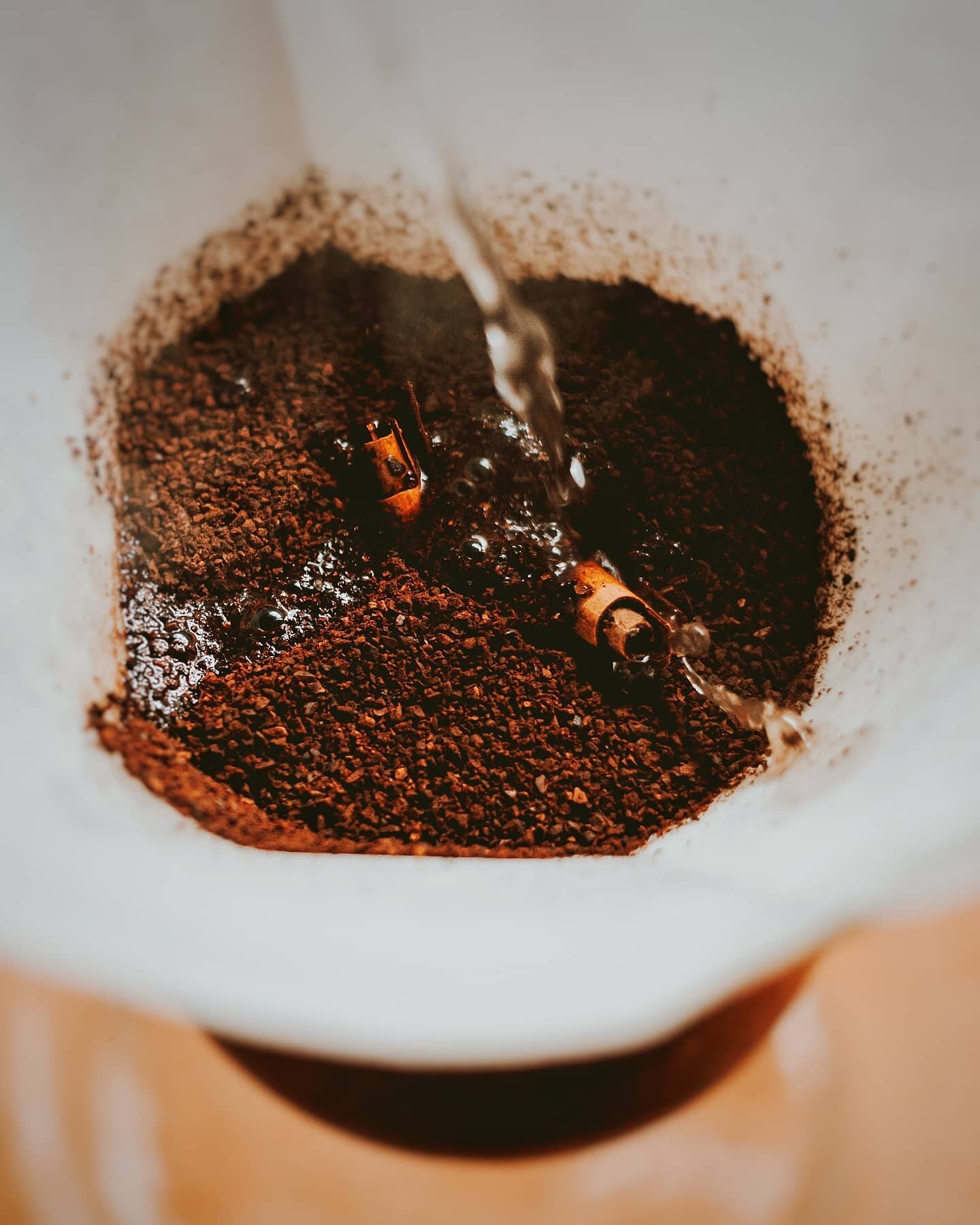 Good Morning.

A lil cinnamon in your brew goes a long way. Trust me.

#kylearchibaldphotography #chemex #chemexcoffee #coffee #fullbloomcoffeett #fullbloomcoffeeroasters #caffeinefix #brewmethods #cinnamoncoffee