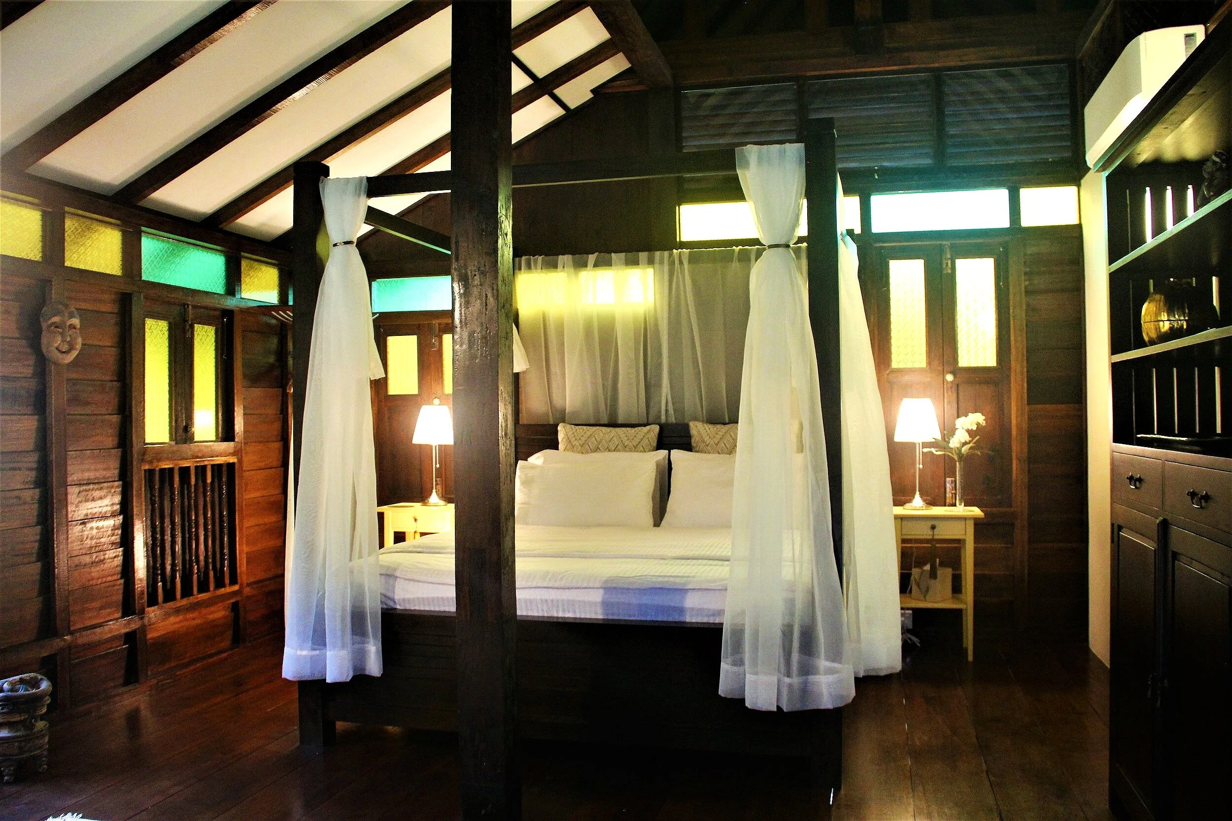 Tinggi canopy king-size bed.JPG