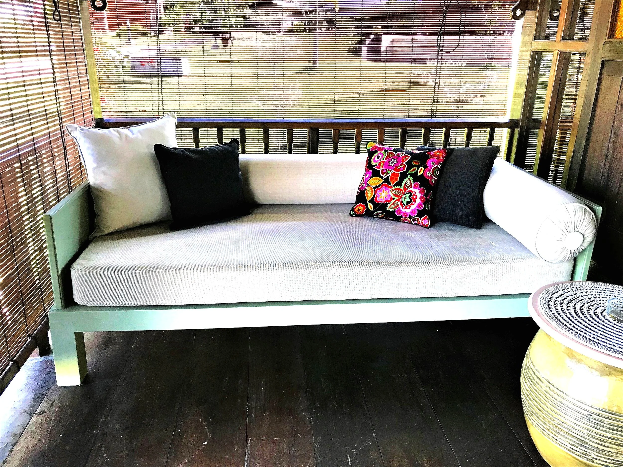 Tinggi balcony daybed.JPG