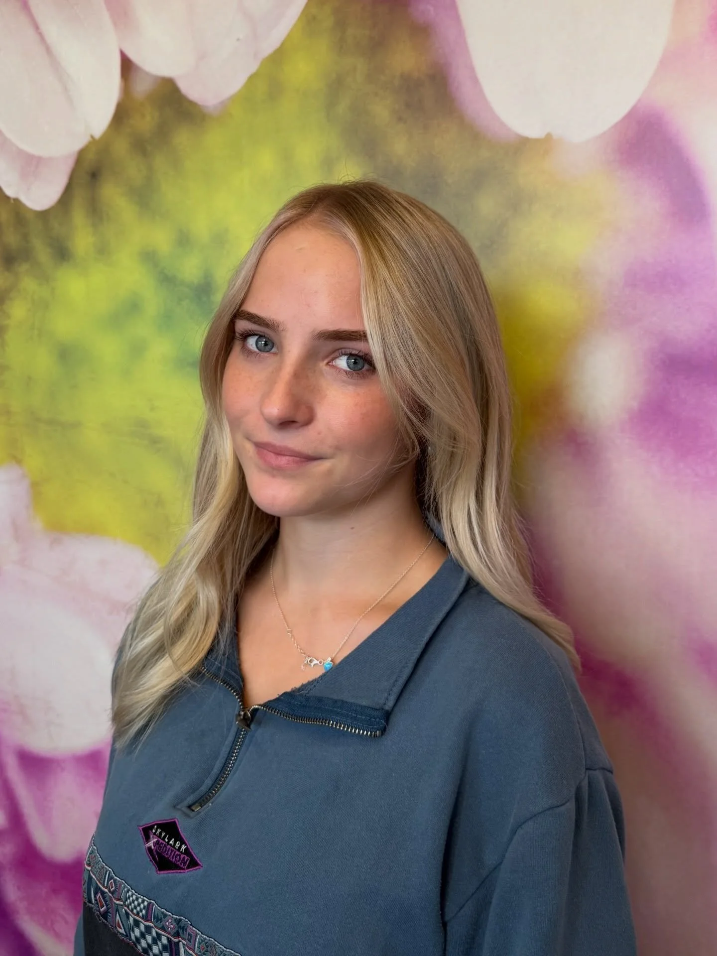 🤍 BLONDE REFRESH 🤍

We love that fresh hair feeling, do you? 

Come and see us for your hair needs!