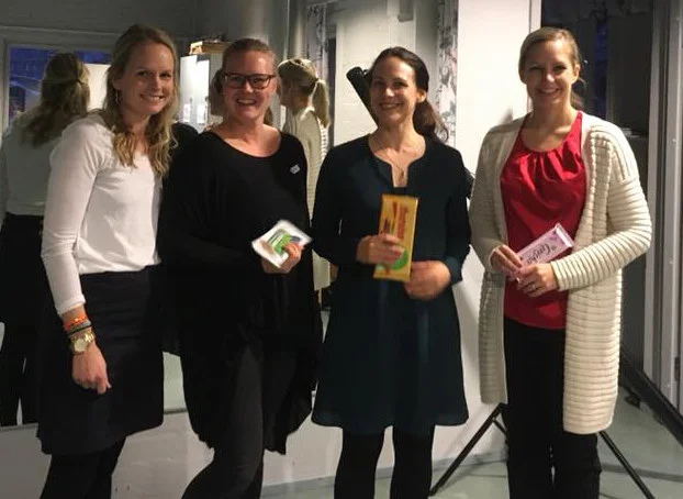 Klubi-illassa parhaat puhujat palkitaan tietenkin suklaalla! Vasemmalta Anna Saura, Jenni Kotakorpi, Sini Kaukonen ja Camilla Laitinen
