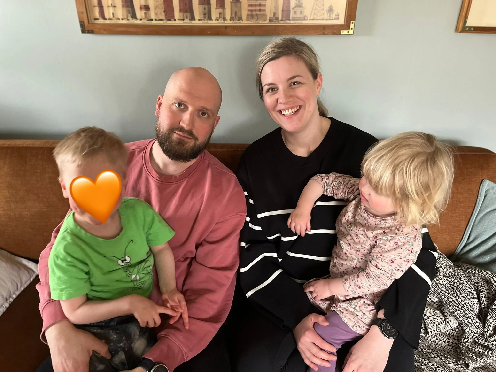      

 
   Pinjan ja Santerin perheessä menevät perhevapaat, kotityöt ja metatyöt tasan   Voiko perhearjessa todella jakaa kaiken 50:50? Pinja ja Santeri ovat jakaneet perhevapaiden lisäksi myös metatyöt täysin tasan. Vuosikellon avulla molemmille j