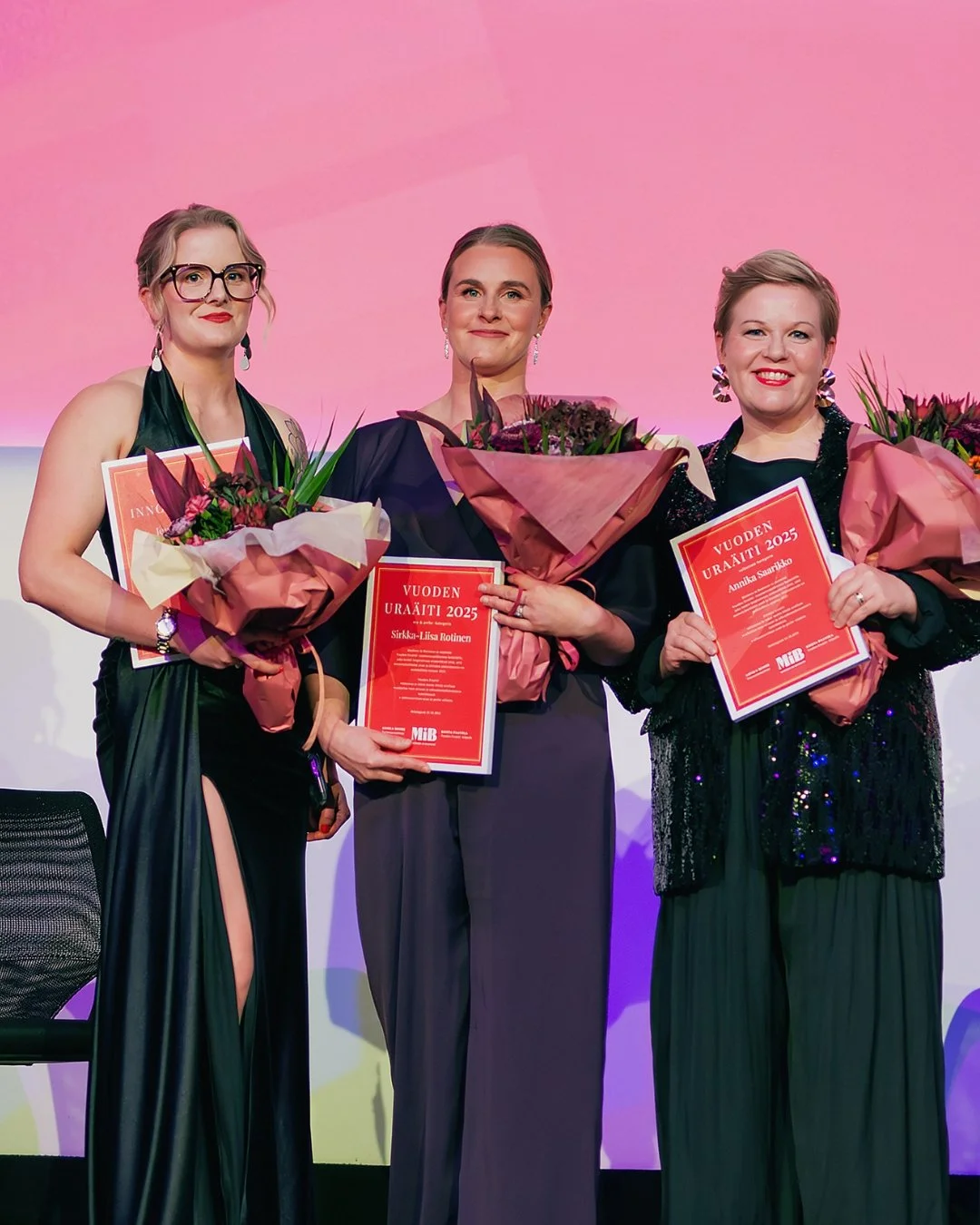 Vuoden Uraäiti -tunnustuspalkinto Annika Saarikolle ja Sirkka-Liisa Rotiselle, ja Vuoden Innostaja -erityismaininta Jenni Puolivälille!
Saammeko esitellä: historian ensimmäiset Vuoden Uraäiti -palkitut: @annika.saarikko , Si