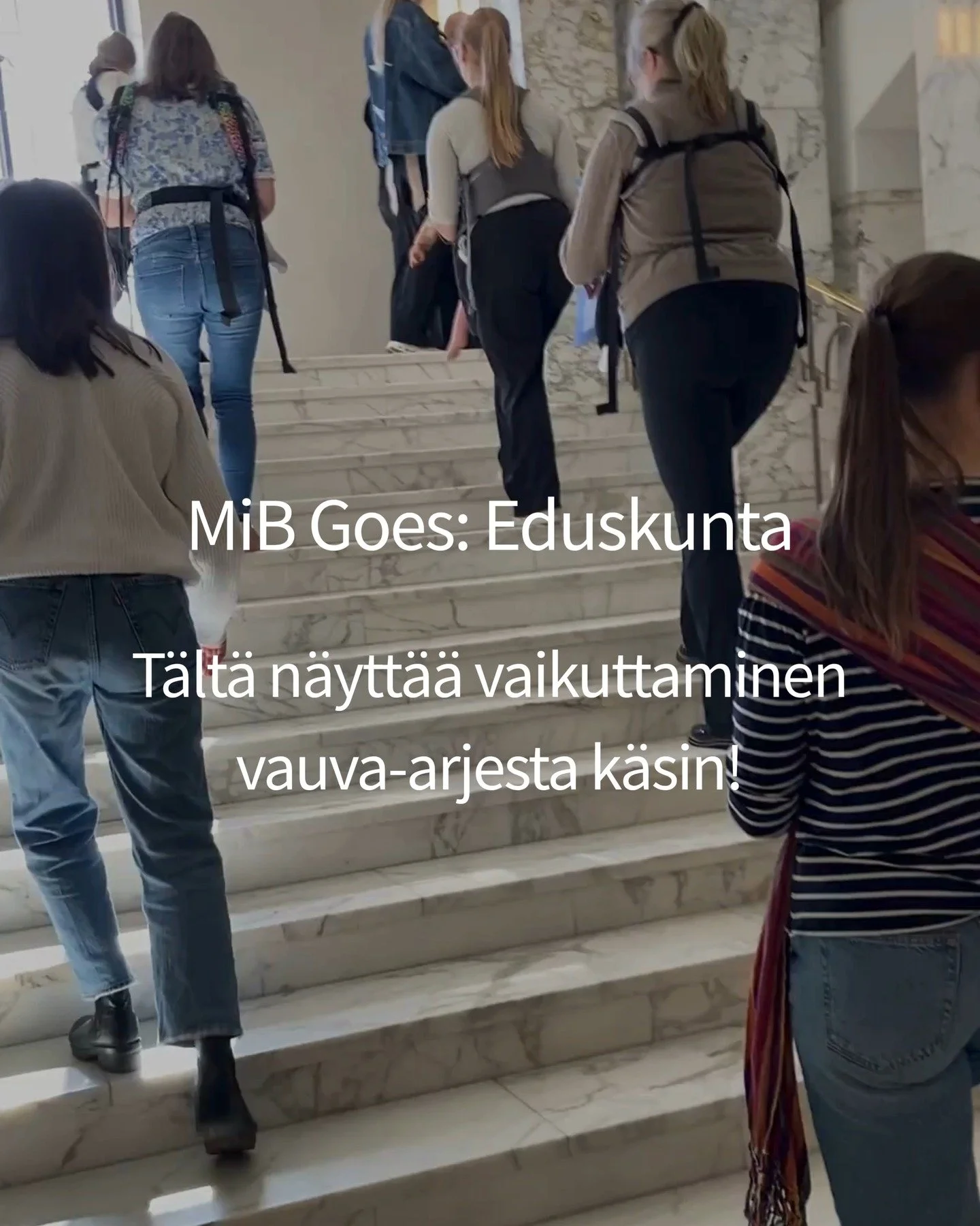 Eilen joukko MiBin perhevapaalaisia vieraili eduskunnassa oppaanaan vihreiden kansanedustaja ja eduskuntaryhm&auml;n varapuheenjohtaja Saara Hyrkk&ouml;. Vierailu her&auml;tti kiinnostusta my&ouml;s laajemmin eduskunnassa, ja useampi kansanedustaja p