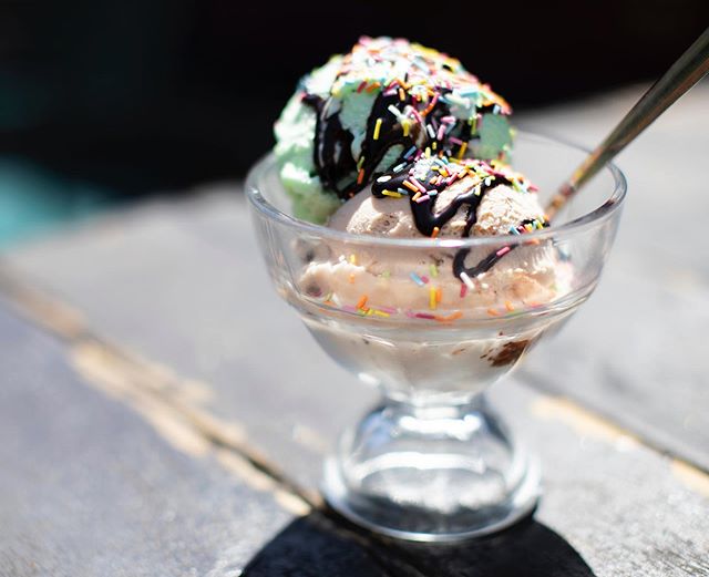 The sun is here to stay apparently so what better way than to enjoy a couple of scoops of our homemade gelato in @therailwayinnportslade pub garden. Here we have our mint choc chip and hazelnut and chocolate biscuit flavours. 🌞🍨
&bull;
&bull;
&bull