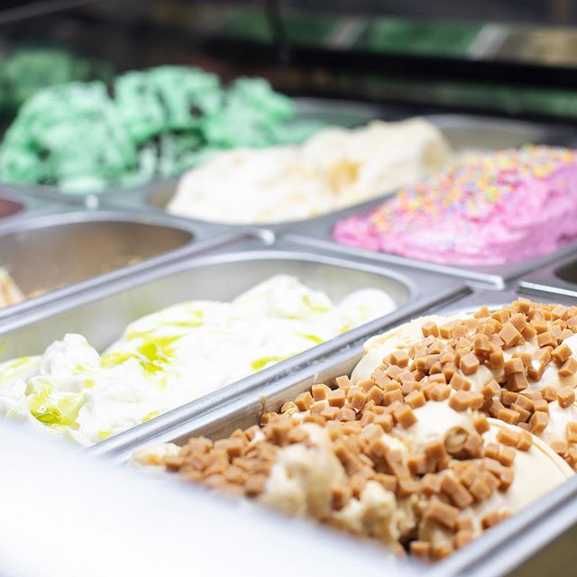 Our Salted Caramel Fudge gelato taking prize of place in our display cabinet at @therailwayinnportslade. Why not pop in for a scoop or three? 😋🍨
&bull;
&bull;
&bull;
&bull;
#brightonandhove #portslade #shoreham #sussex #brightonlife #thisisbrighton