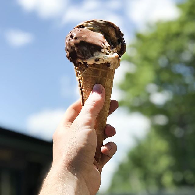 The weather is glorious so what could be better than one of our homemade gelatos? Here is our honeycomb, chocolate and peanut crunch 😋🌞 &bull;.
&bull;
&bull;
&bull;
#brightonandhove ##sussex #eastsussex #brightonlife #thisisbrighton #brighton #brig