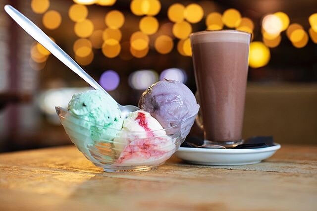 It may be cold outside, but it&rsquo;s warm in @therailwayinnportslade so why not pop down for a hot chocolate and a bowl of delicious gelato? 🍨 here we have some great flavours: Mint Choc Chip, Peach &amp; Raspberry and Blackberry served alongside 