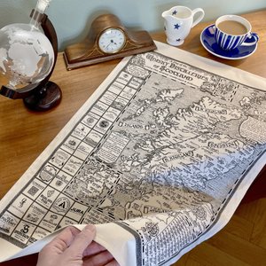 【新品・国内発送】スコッチウイスキー蒸留所の地図　ティータオル Manuscript Maps — Whisky Map Tea Towel
