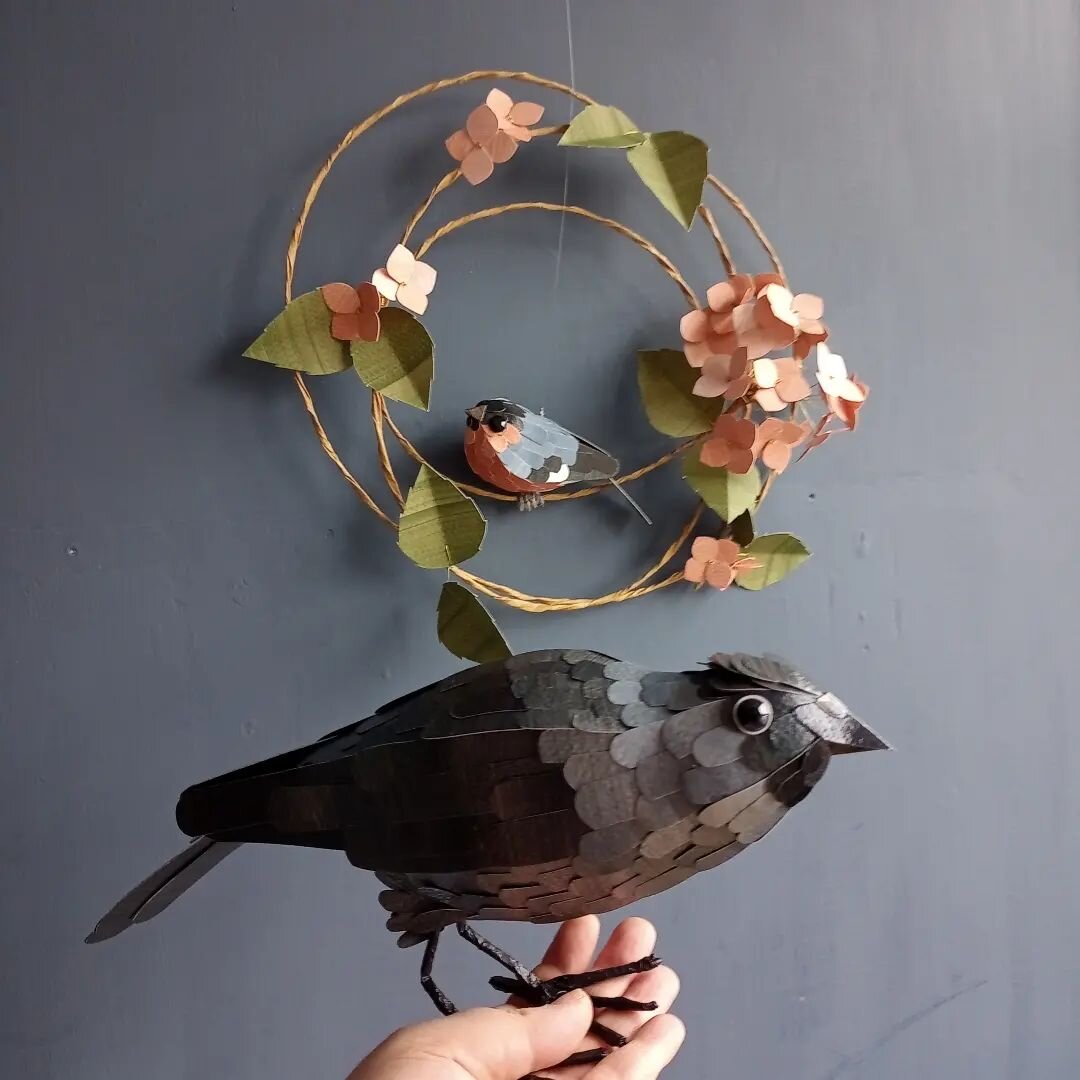 Thanks for your kind words yesterday 🥰 it's nice to know I'm connected to such lovely people on here ❤️ Jackdaw and bullfinch, hanging out in my workroom 😁
#jackdaw #bullfinch #birdsculpture #birdsculptor #birdart #birdartist #paperengineering