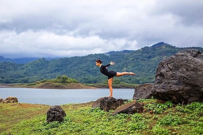 YOGA-RETREAT-CENTER-SRI-LANKA-EXPERIENCE-RETREATS-yoga-pose-nature-2.jpg