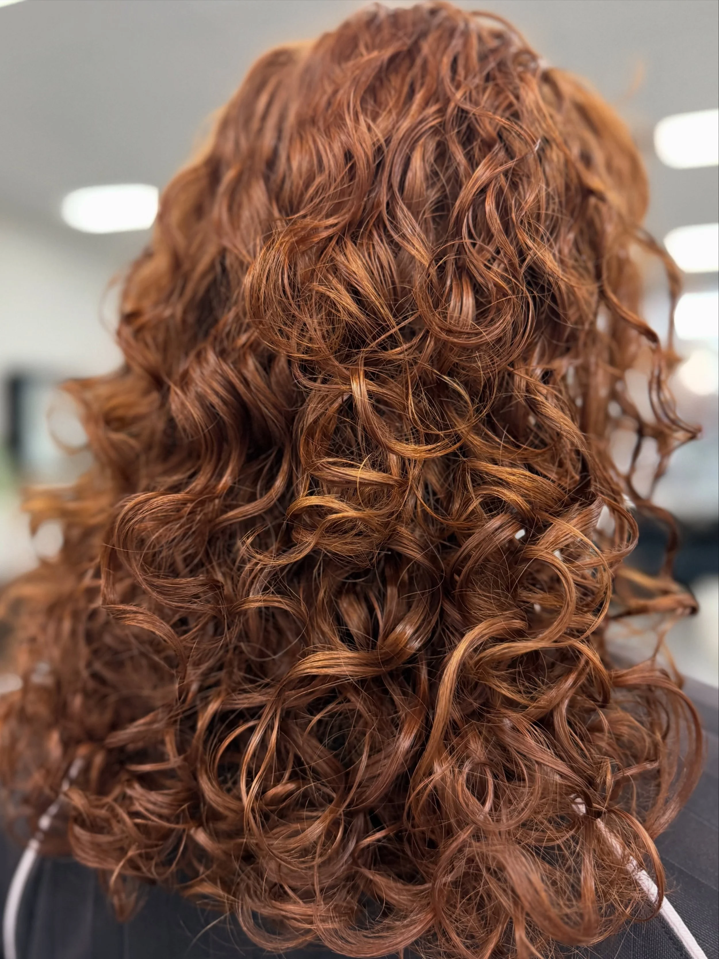 The best natural copper tone hair! We love doing this stunners hair! 

#curlyhair #curlyhairstyles #curlyhaircut #hairgoals #fyp