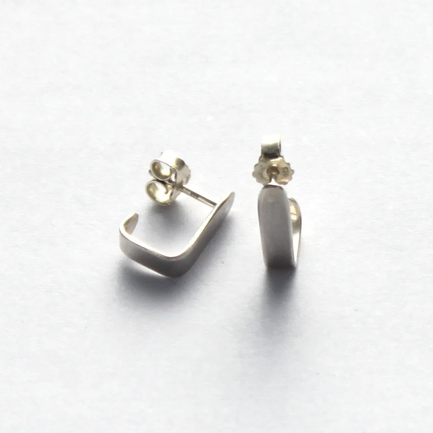 L-shape earrings 1 hell.JPG