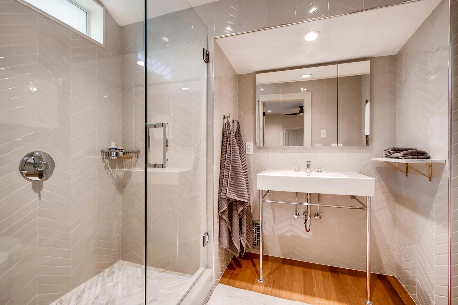 UPSTAIRS BATHROOM