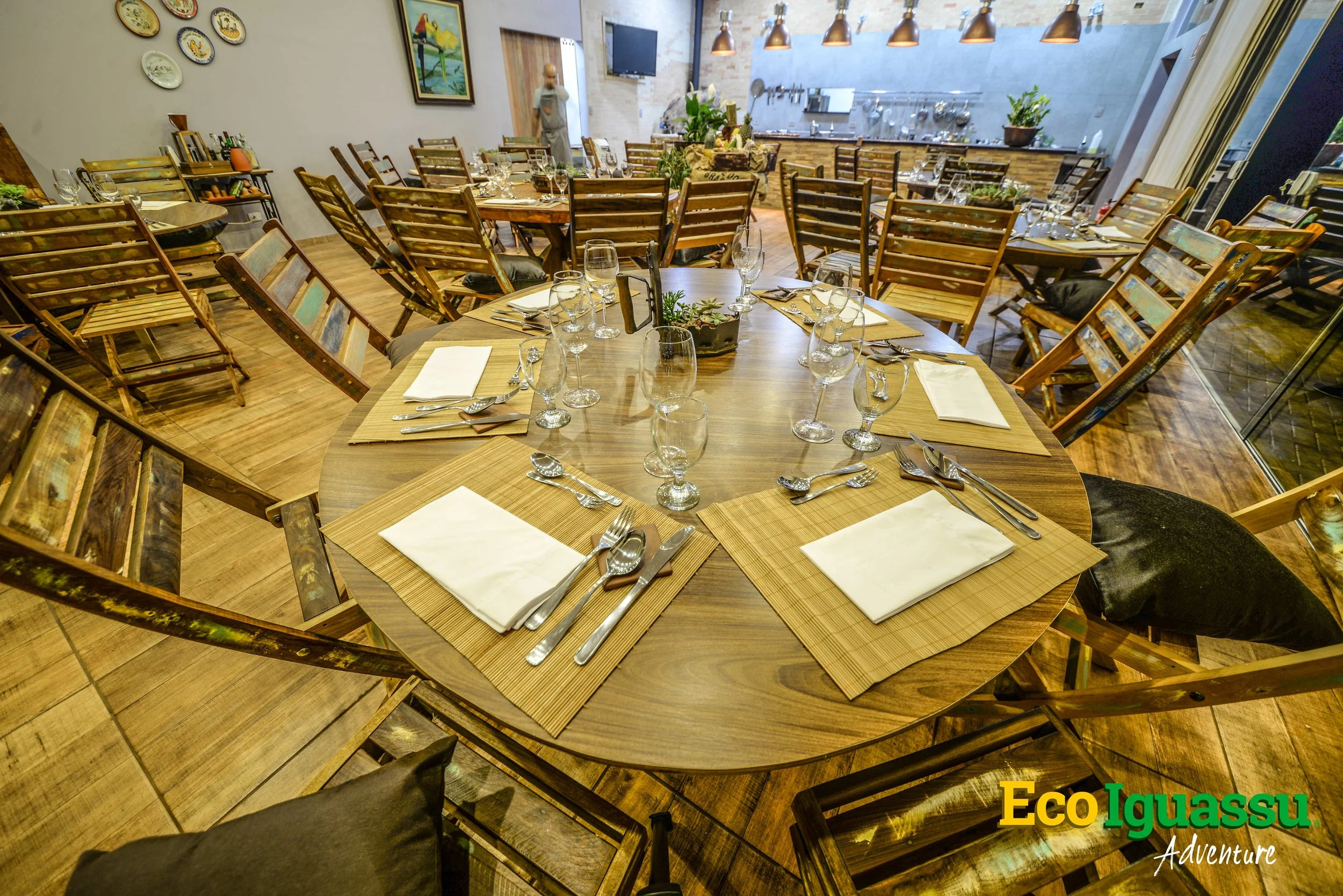 CUSTOMIZED ARRANGEMENTS Features: rounded or square tables accordantly to the guests preferences.