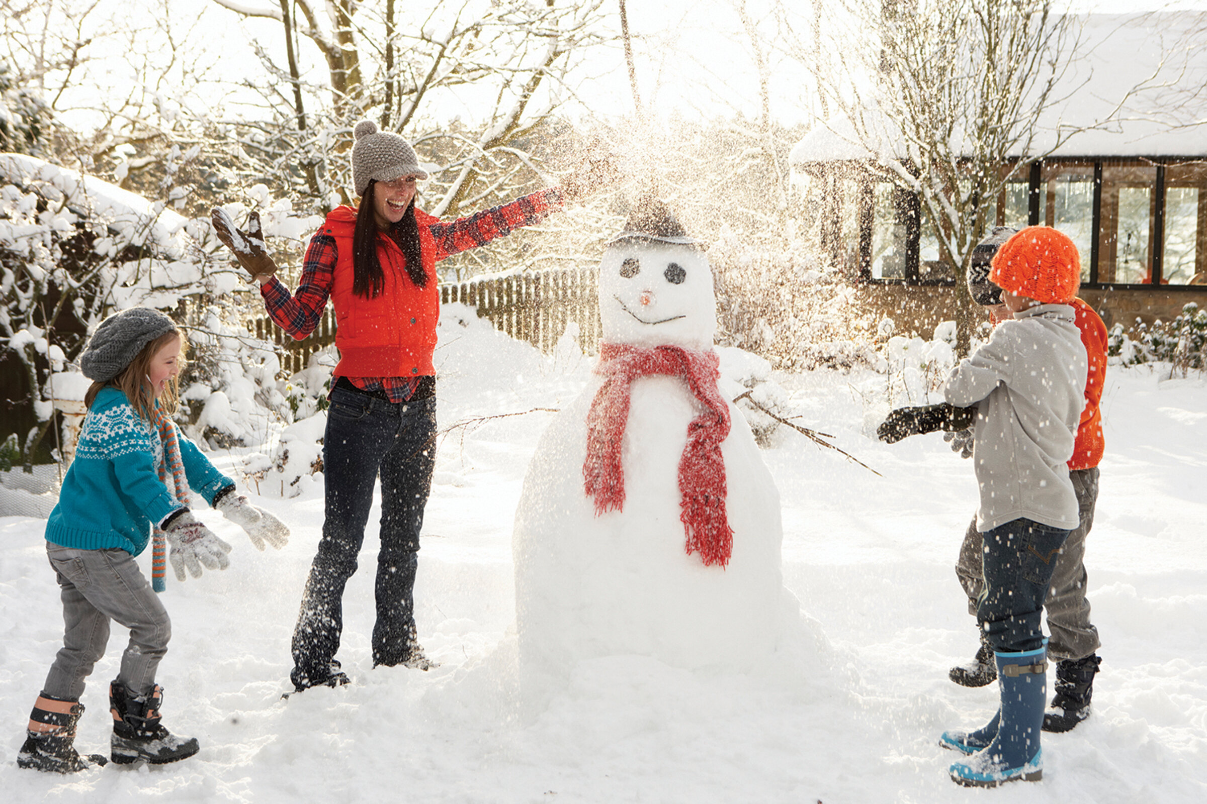 Играем со снегом. Зимние развлечения. Снежные забавы для детей. Зимние развлечения для детей. Зимние игры для детей.