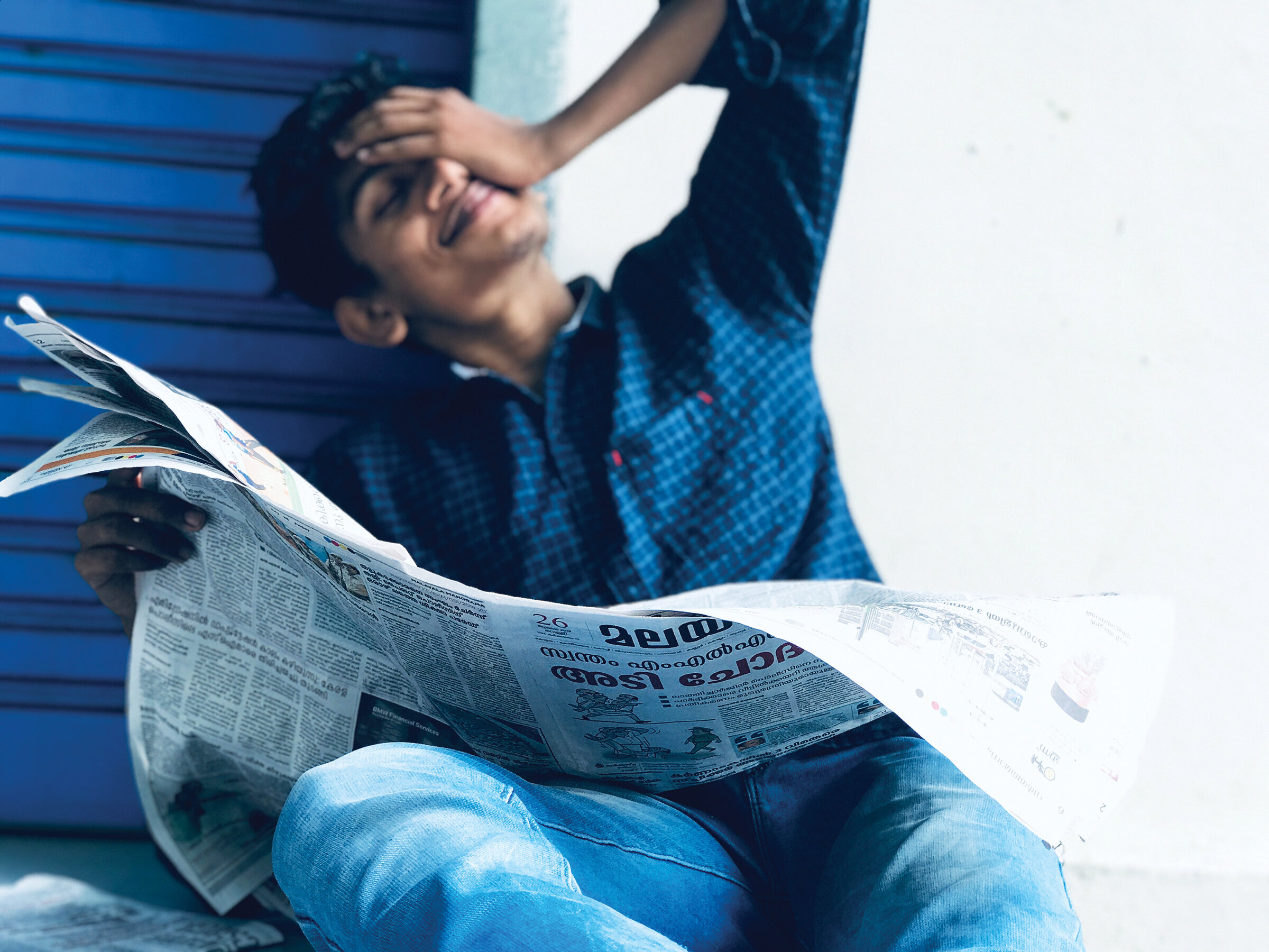 Newspaper man. Мужчина с газетой фото. Газета в руках картинки. Чтение газеты. Мужчина читает газеты и журналы.