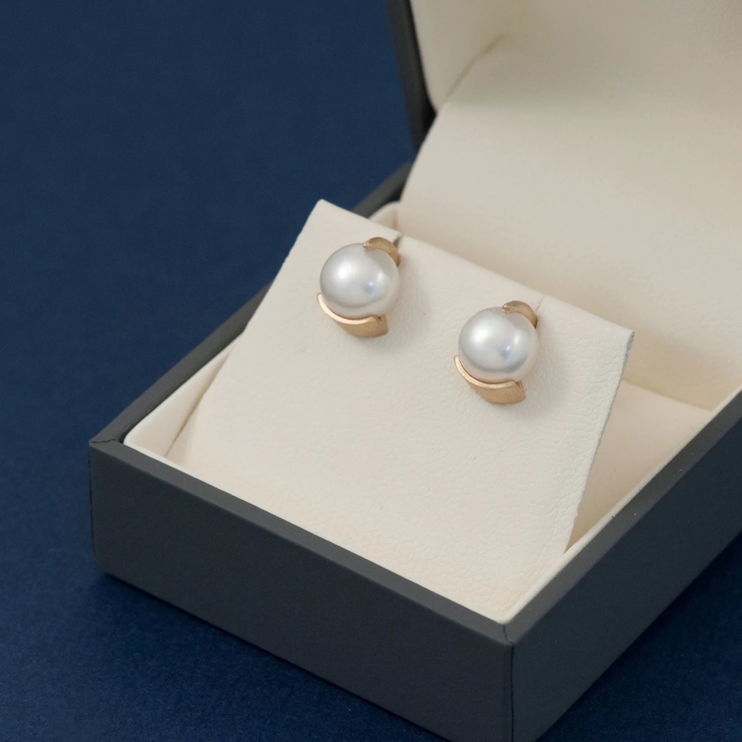 a43f6e9d7f9b-ATTIC_Pearl_Stud_6.jpg