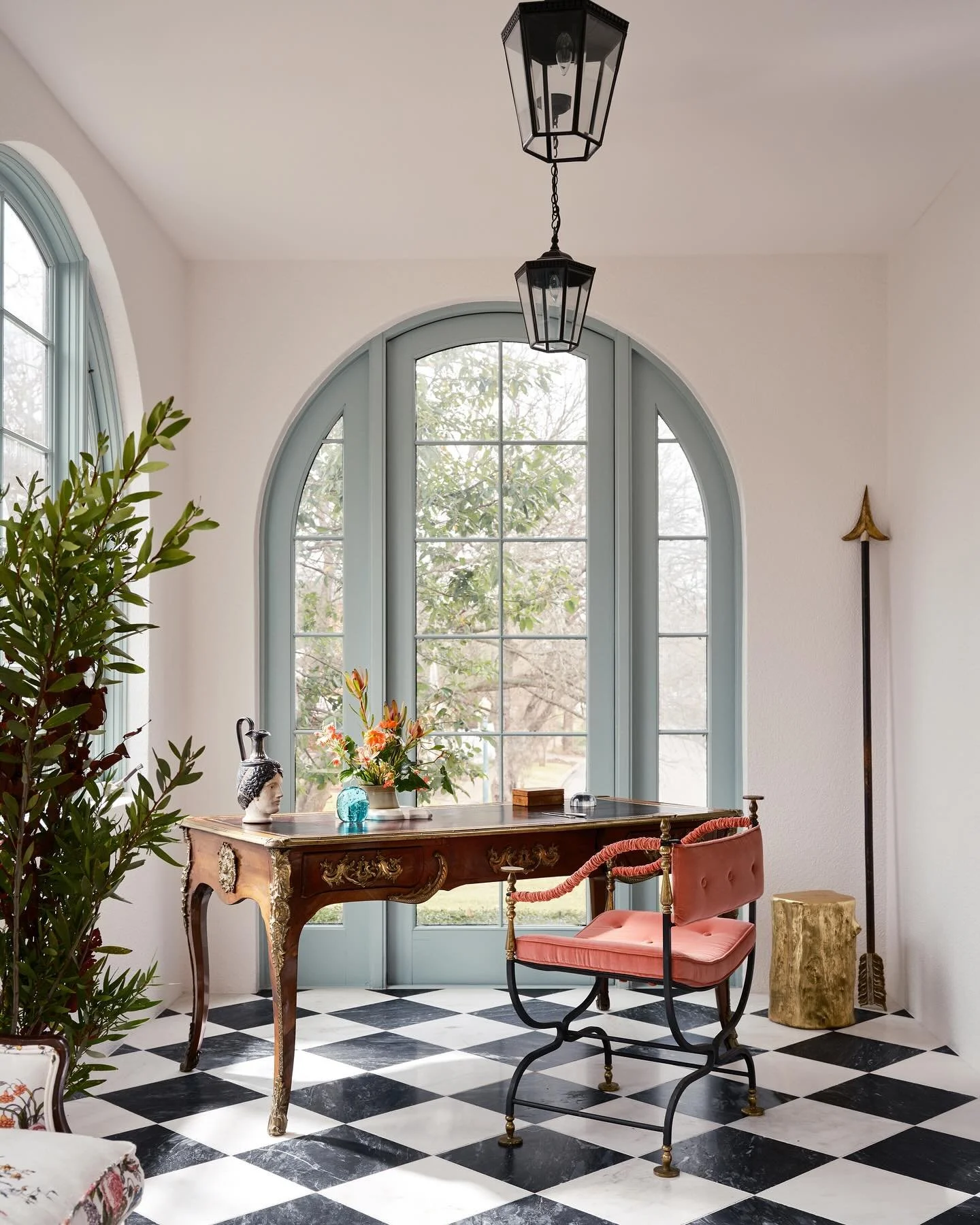 This historic Austin gem had great bones and a story worth honoring. We preserved original windows and arched sunroom doors, building on their unique character with thoughtfully layered new finishes. Classic checkerboard marble, solid wood flooring, 