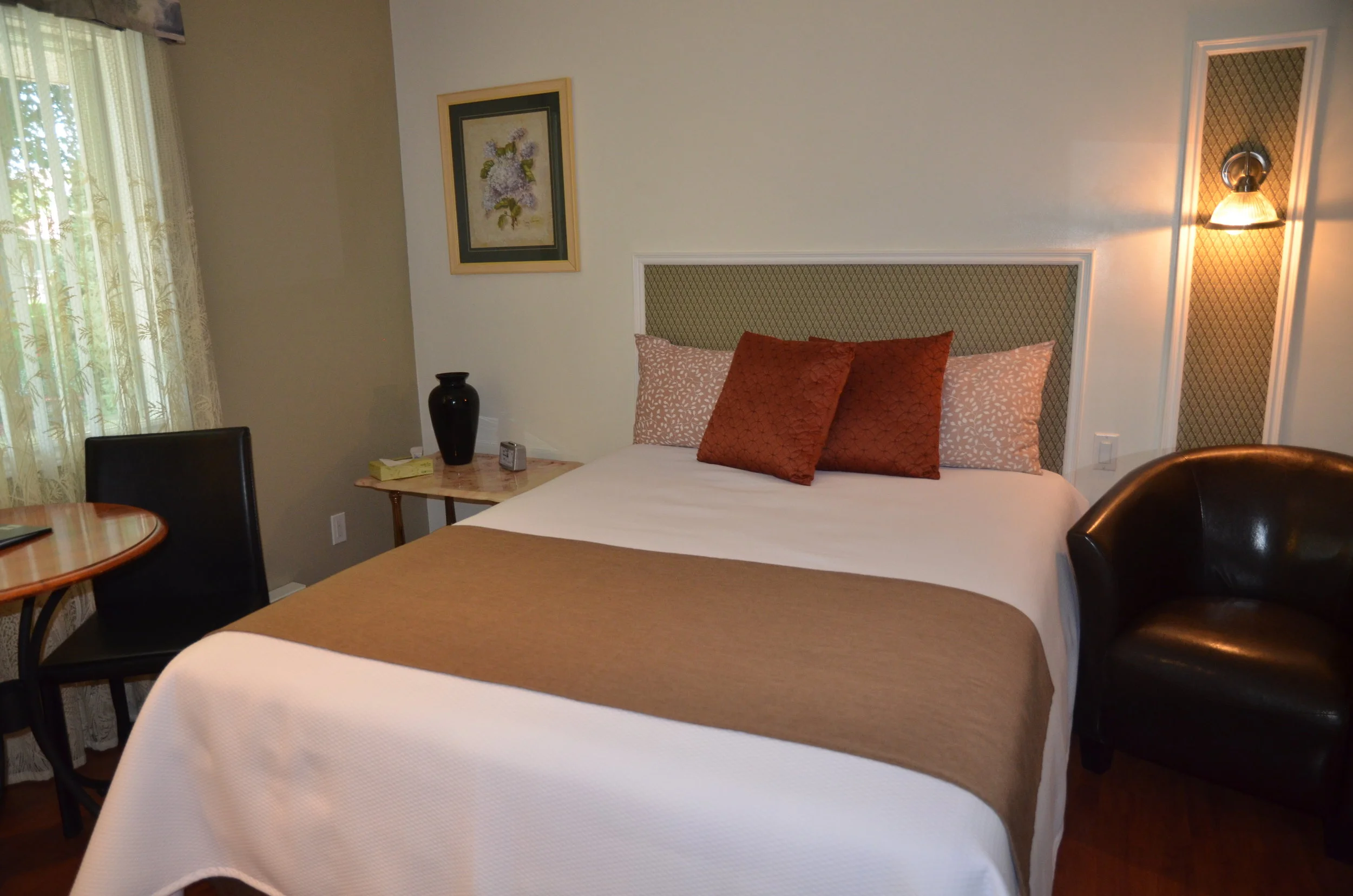 Standard 1 Queen Bed