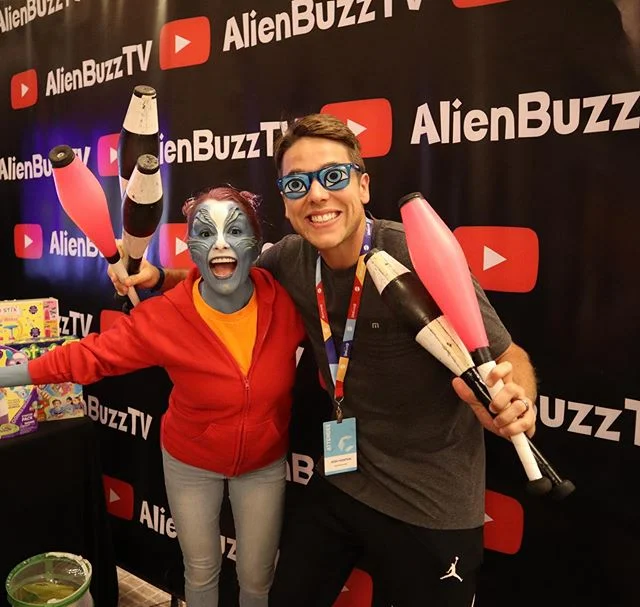 We are having an amazing time at Clamour Con! We got to meet @jugglinjosh 🤹🏻‍♂️ I can’t wait to see who else we meet! 🌎
#alienbuzztv #clamourcon2019 #clamourcon #youtube #youtuber #funstuffwithfizzy #clamour #juggling #juggler #jugglerso