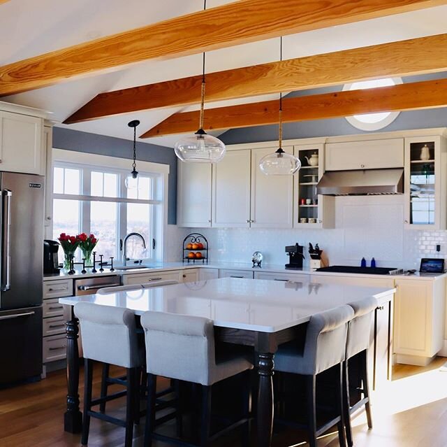 When we built this home with our clients on Great Neck, something that was important to them was having a great kitchen/dining area where there family could be together, relaxed and cooking and connecting and enjoying that gorgeous view.
*
Just beyon