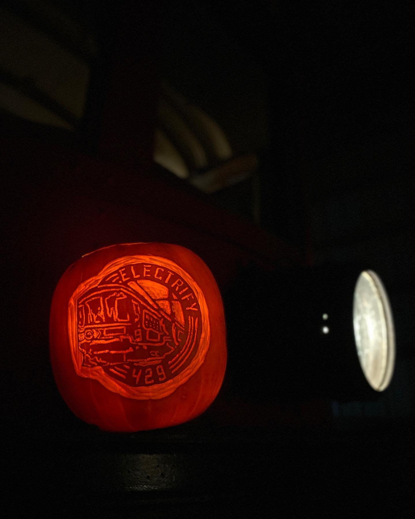 This Halloween, an Indiana interurban train lives again! 👻🎃
.
.
#halloween #halloween2023 #pumpkincarving #pumpkinart #jackolantern #pumpkin #trolley #train #streetcar #interurban #railroad #railway #igersindiana #hoosiergrammers