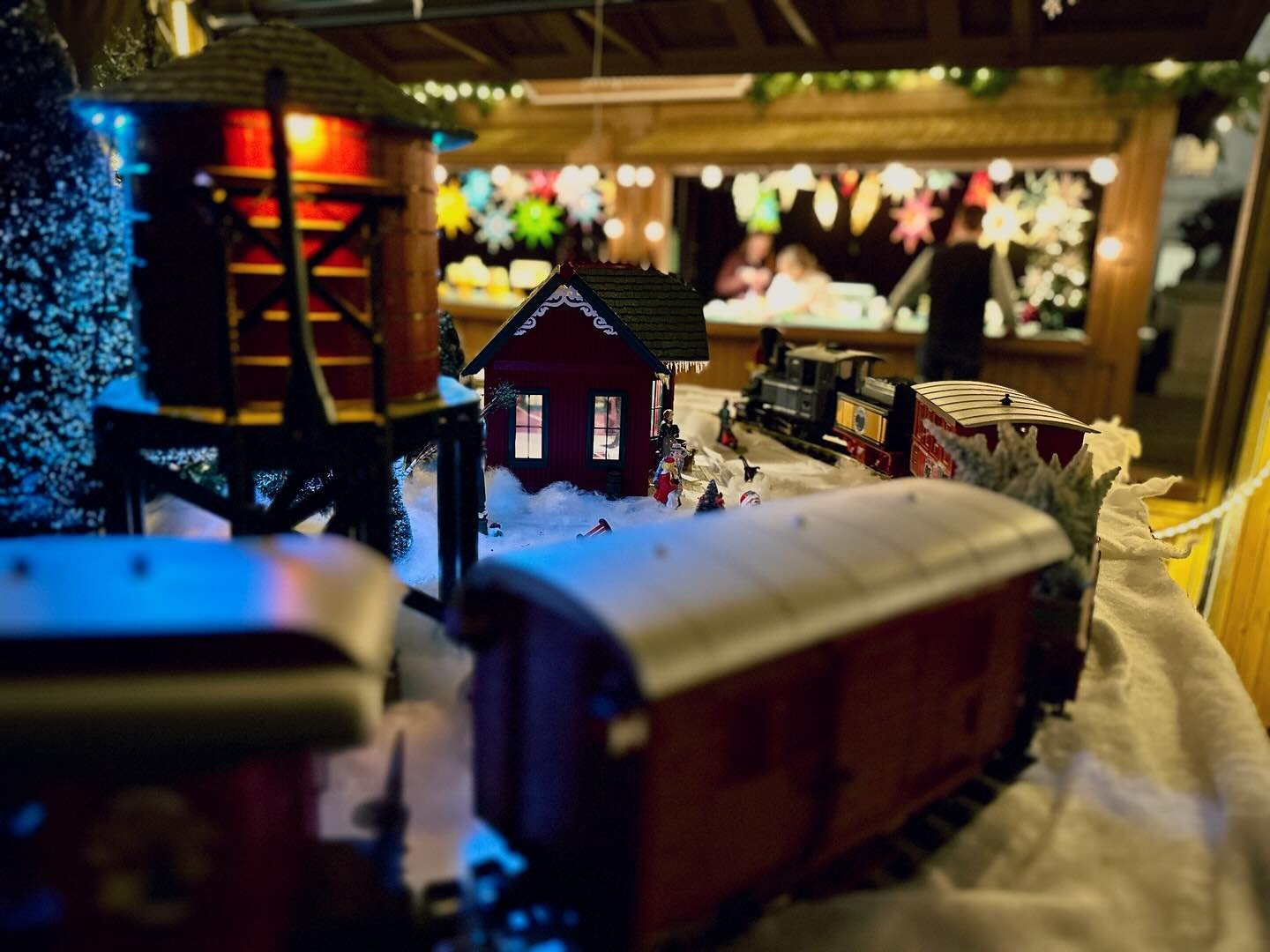🎄 The Hoosier Heartland Trolley Co. is excited and honored to present this year's @carmelchristkindlmarkt Express to more than 475,000 visitors just north of Indianapolis! The fun begins this Saturday and runs through Christmas Eve.

🚂 Our talented