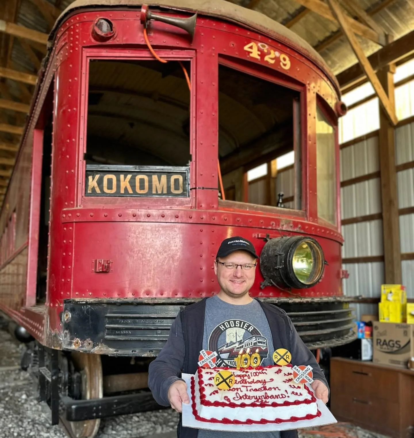 🚃 𝐂𝐞𝐥𝐞𝐛𝐫𝐚𝐭𝐢𝐧𝐠 𝟏𝟎𝟎 𝐲𝐞𝐚𝐫𝐬, 𝐚𝐧𝐝 𝐰𝐞'𝐫𝐞 𝐜𝐥𝐨𝐬𝐞𝐫 𝐭𝐡𝐚𝐧 𝐞𝐯𝐞𝐫 𝐭𝐨 𝐇𝐨𝐨𝐬𝐢𝐞𝐫𝐬 𝐞𝐱𝐩𝐞𝐫𝐢𝐞𝐧𝐜𝐢𝐧𝐠 𝐭𝐡𝐞 𝐟𝐢𝐧𝐢𝐬𝐡𝐞𝐝 𝐢𝐧𝐭𝐞𝐫𝐮𝐫𝐛𝐚𝐧!
Union Traction No. 429 was once part of a network that carried n