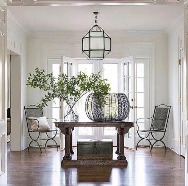 Beautiful, simple yet welcoming entrance hall. .
.
.
.
.

#interior_design #decora&ccedil;&atilde;o #beautifulhomes  #homedecor #interiores  #interiordesign #interiordesigner #homedesign #casa #dise&ntilde;odeinteriores 
#arquitetura  #classyinterior