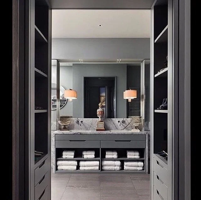 I love hidden bathrooms accessed via a dressing room. It adds an intriguing dimension to design. .
.
.
.
.

#interior_design #decora&ccedil;&atilde;o #beautifulhomes  #homedecor #interiores  #interiordesign #interiordesigner #homedesign #casa #dise&n