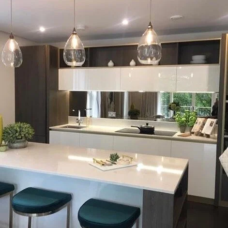 Mixing textures in this fabulous kitchen in Wimbledon #shotoniphone #interior_design #kitchen #decoração #mirror #beautifulhomes  #homedecor #interiores  #interiordesign #interiordesigner #homedesign #casa #diseñodeinteriores 
#arquitetura  #class