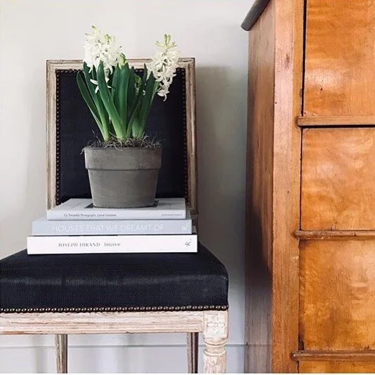 Who needs a shelf to display favourite pieces? Sometimes the unexpected can be visually more impactful.
.
.
.
.
.
.
.

#interior_design #beautifulhomes  #homedecor  #interiordesign #contemporaryhomes #interiordesigner #homedesign #classyinteriors  #d