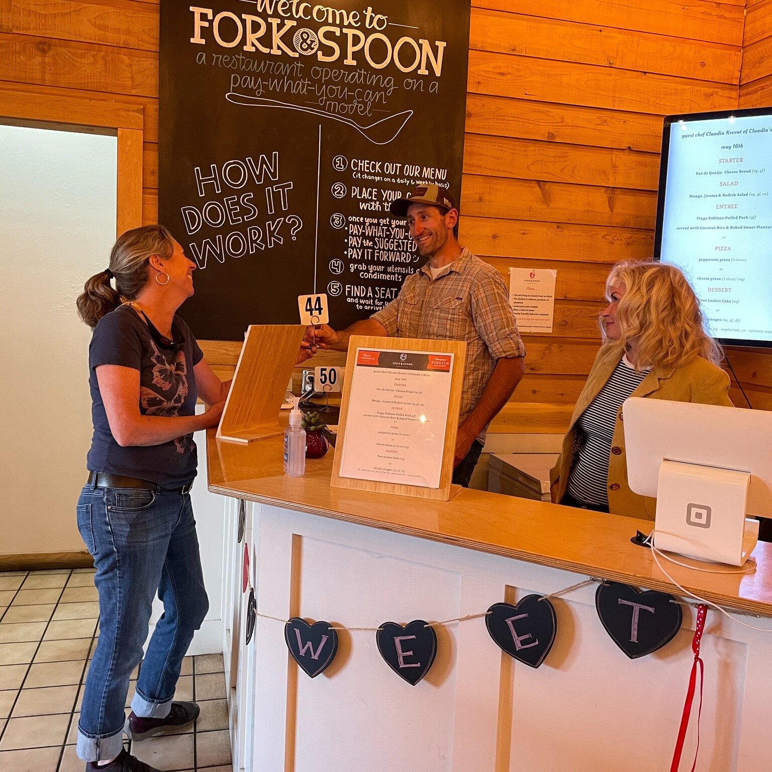 Sacajawea Middle School volunteers &amp; two of our amazing cashiers served up the great food from guest chef Claudia's Mesa this week. 
Thank you all for supporting Fork &amp; Spoon! 
Human Resource Development Council of District IX 
 #goodfooddoes