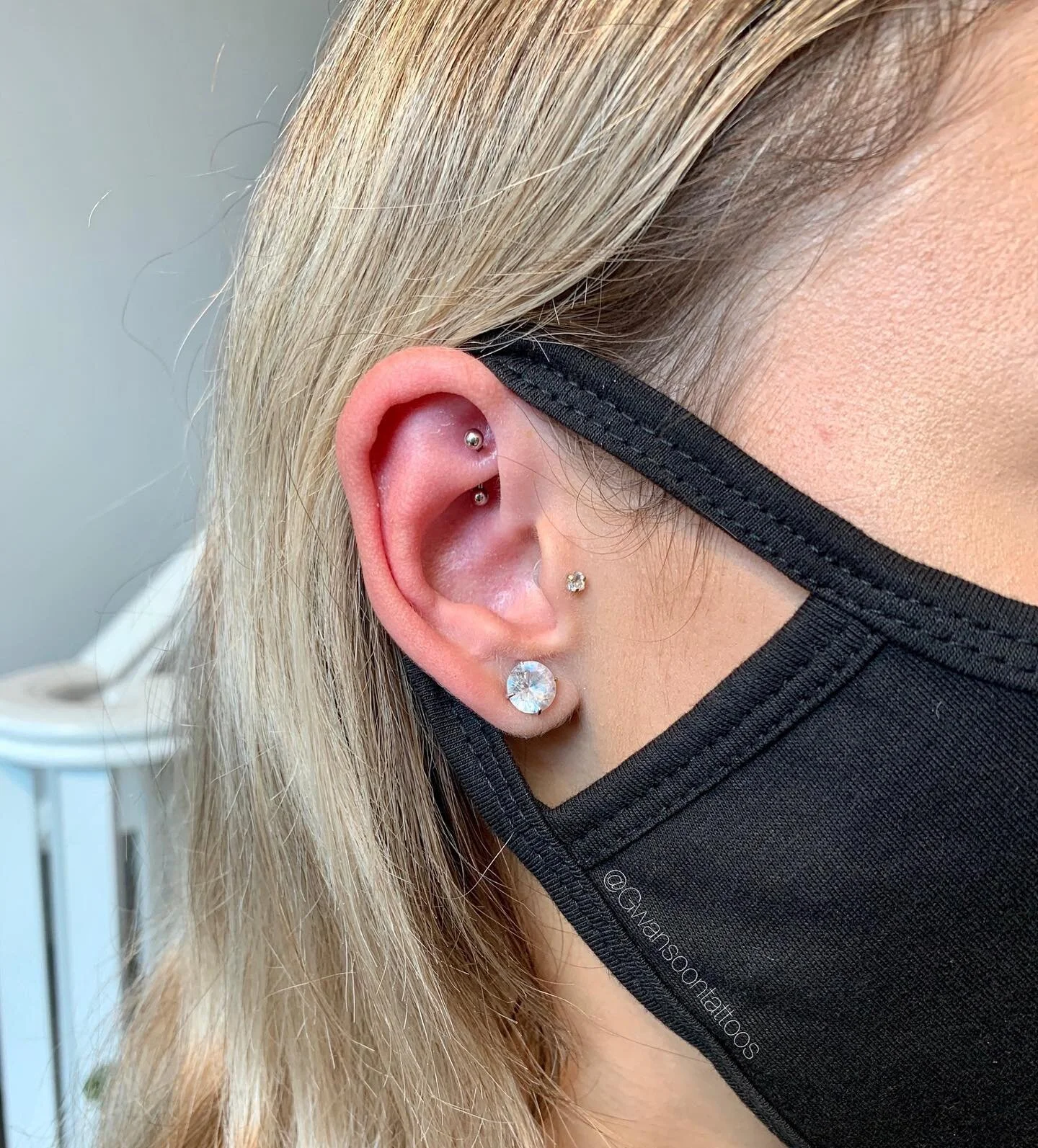✨Rook Piercing ✨ _____________________________________
Follow us @gwansoontattoos ✍🏼
_____________________________________
☎️ 1-416-909-9055
📩 info@gwansoonleetattoo.com
🖥 www.gwansoonleetattoo.com
_____________________________________

.
.
.
.
.
.
.
.
.
#earpiercing #piercing #piercings #bodyjewelry #facialpiercing #art #fashion #style #tattooart #cartilagepiercing #alternative #alternativegirl #lobepiercing #torontoart #torontoartist #mississauga #toronto #brampton #canada #torontotattoo #mississaugatattoo #earring #jewelry #piercingshop #piercinginspiration#traguspiercing #rookpiercing #helixpiercing #conchpiercing #industrialpiercing