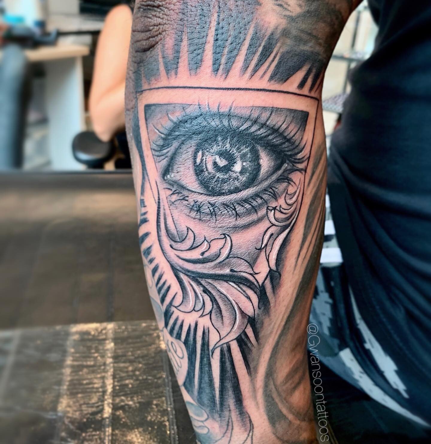 ⚡️Eye tattoo design on Ramak&rsquo;s sleeve in progress. _____________________________________
Follow us @gwansoontattoos ✍🏼
_____________________________________
☎️ 1-416-909-9055
📩 info@gwansoonleetattoo.com
🖥 www.gwansoonleetattoo.com
_____________________________________
.
.
.
.
.
#gwansoontattoos#tattooofinstagram#blackandgrey#tattooaddict#tattooartwork#tattoooftheday#tattoolife#tattoomodel#tattoostyle#skinart#tattooideas#tattooart#tattooworld#tattoolove#tattooinspiration#torontoart#torontoartist#mississauga#toronto#brampton#torontotattoo#mississaugatattoo#tatuaje#tattooidea#femaleartist#eyetattoo#eye#sleevetattoo#eyelashes#filigree