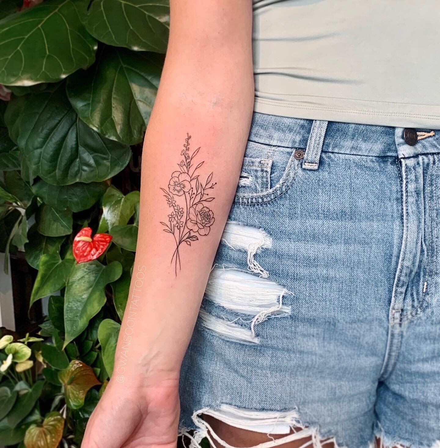 Cute matching flower bouquets tattoos &amp; fineline tattoos 💐🌸 _________________________________________________ 

Follow us @gwansoontattoos ✍🏼
_________________________________________________

☎️ 1-416-909-9055
📩 info@gwansoonleetattoo.com
🖥