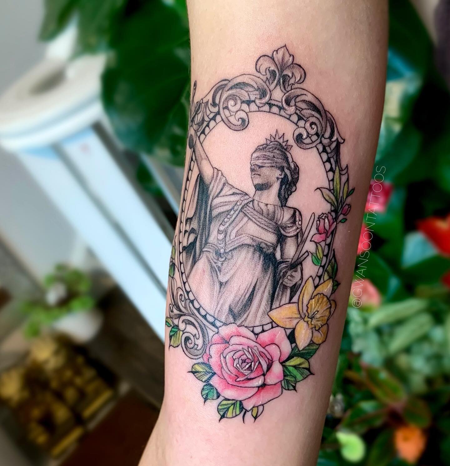 Lady justice with rose and narcissus flowers 🌸 ⚖️ done on inner arm. _________________________________________________ 

Follow us @gwansoontattoos ✍🏼

Artist - @jina.gwansoontattoos
_________________________________________________

☎️ 1-416-909-9