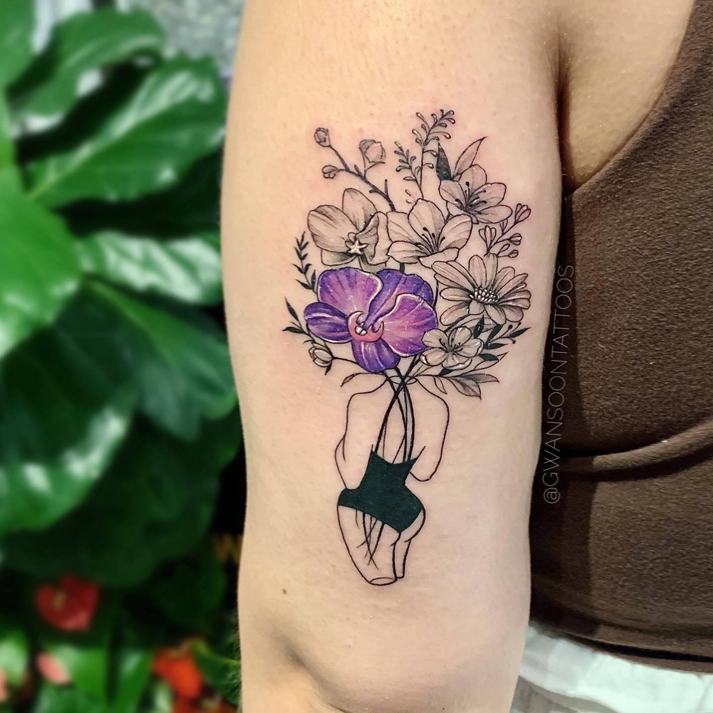 Vase of flowers with coloured orchid tattoo design done for Sonia 🌸 _________________________________________________ 

Follow us @gwansoontattoos ✍🏼
_________________________________________________

☎️ 1-416-909-9055
📩 info@gwansoonleetattoo.com