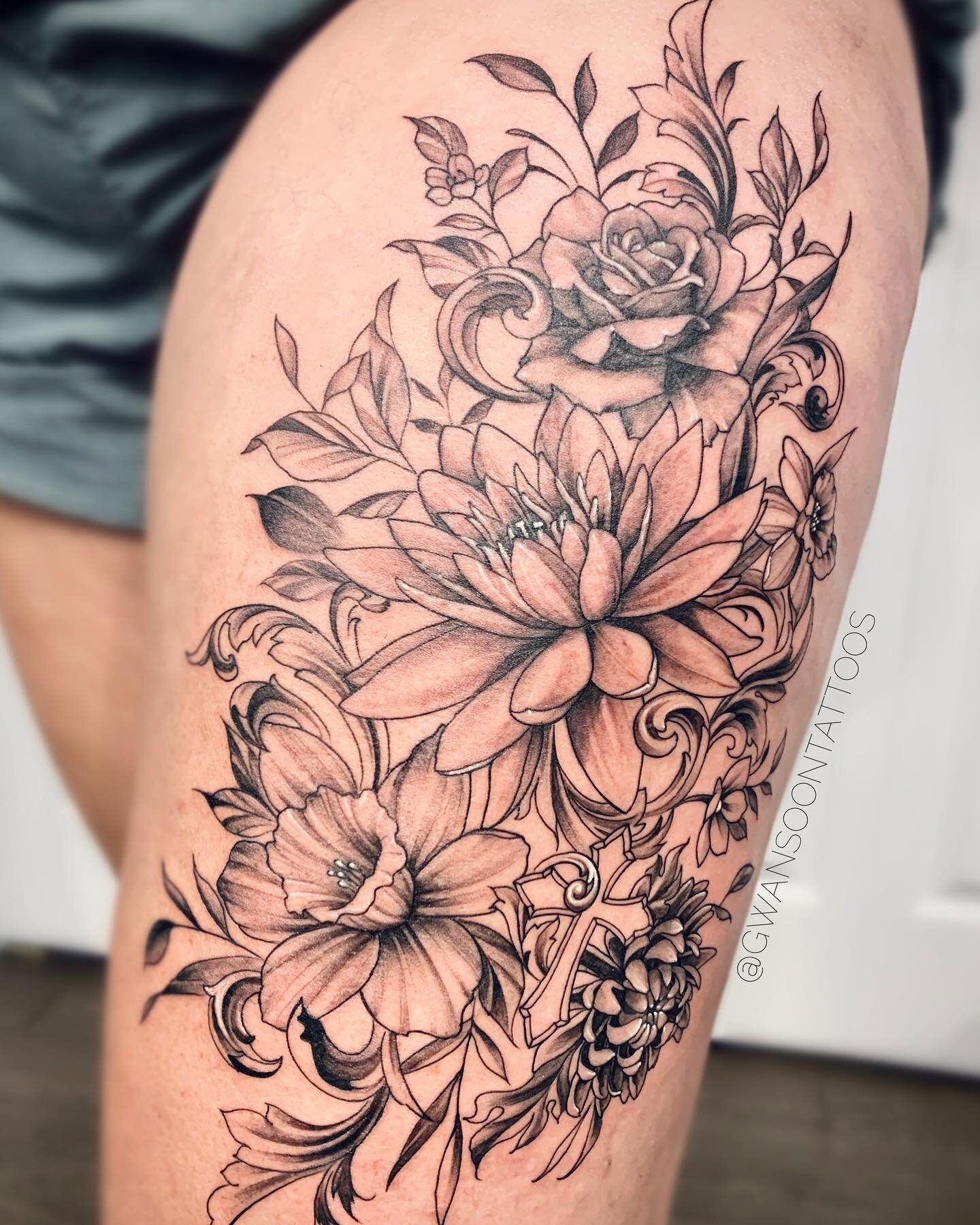 Custom birth flower bouquet of her family members for Laurie&rsquo;s first tattoo 💐 _________________________________________________ 

Follow us @gwansoontattoos ✍🏼
_________________________________________________

☎️ 1-416-909-9055
📩 info@gwans