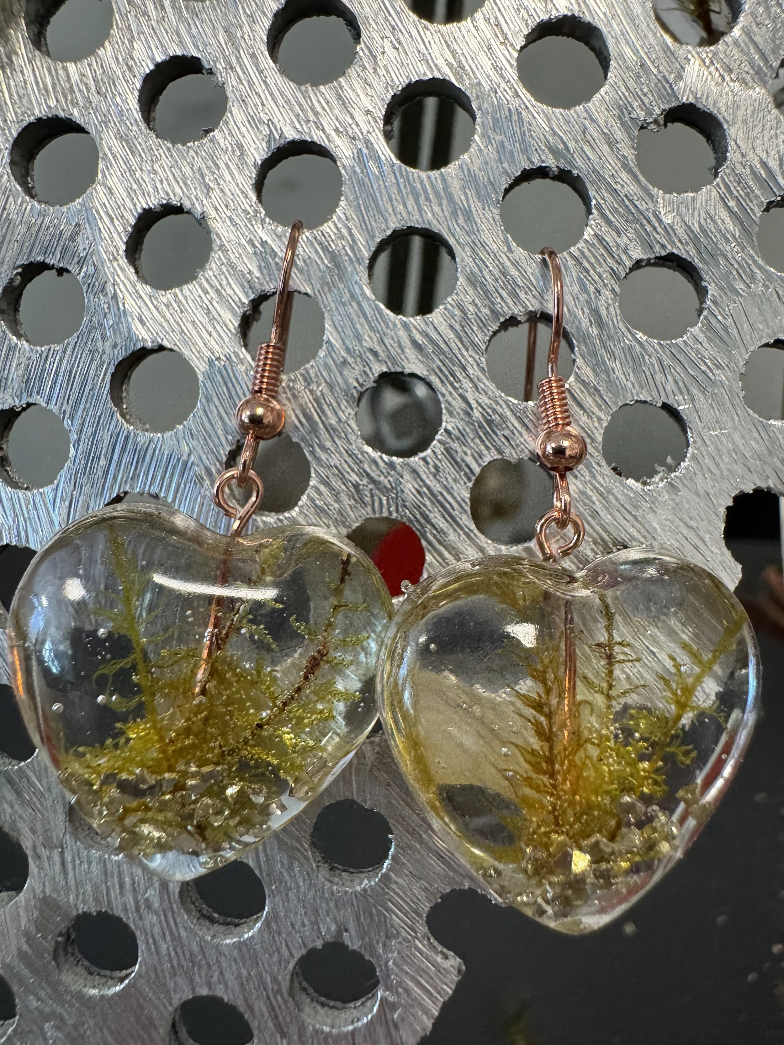 SOLD OUT: Mossy resin heart earrings