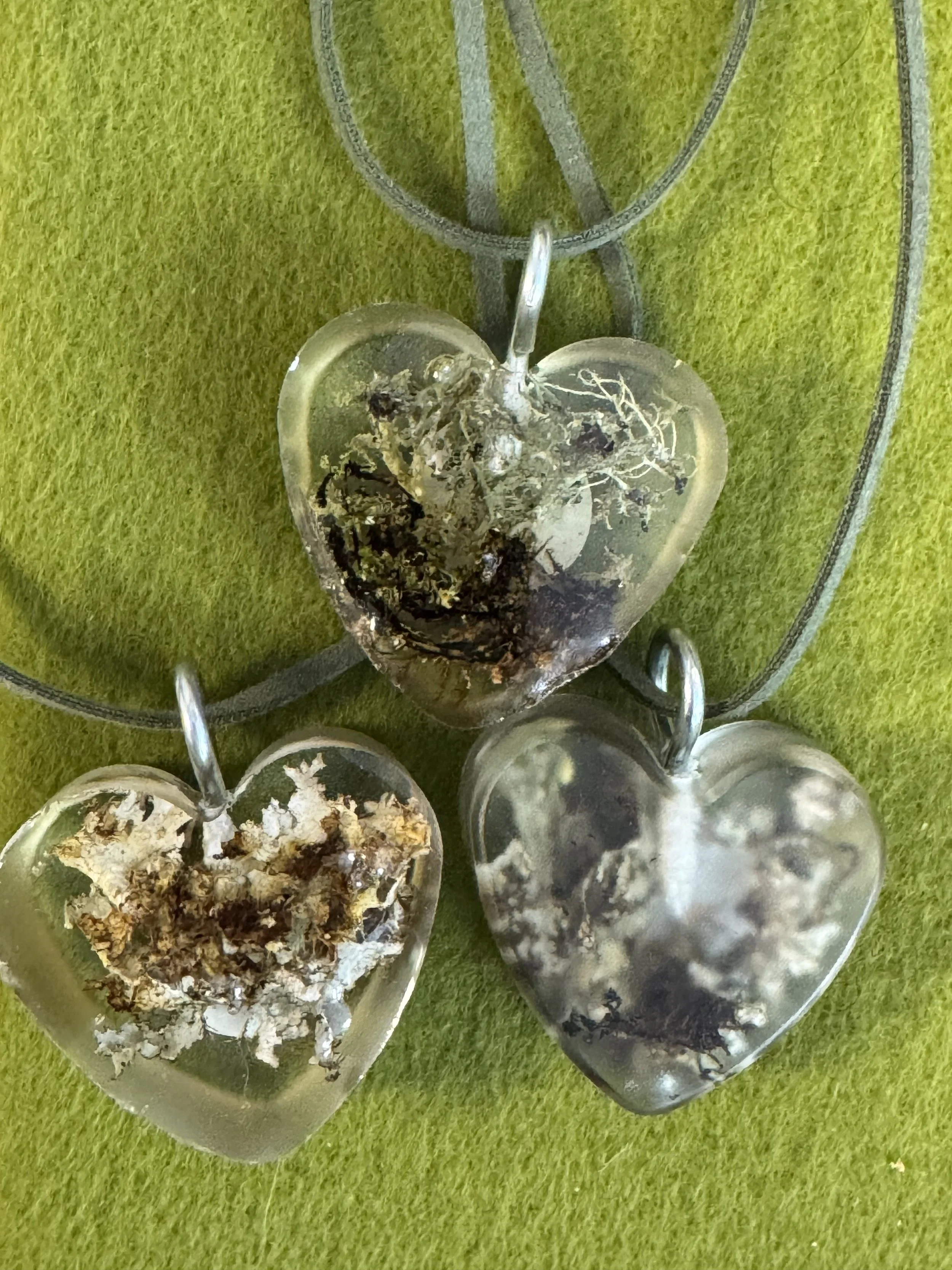 Light moss resin heart necklace (green)