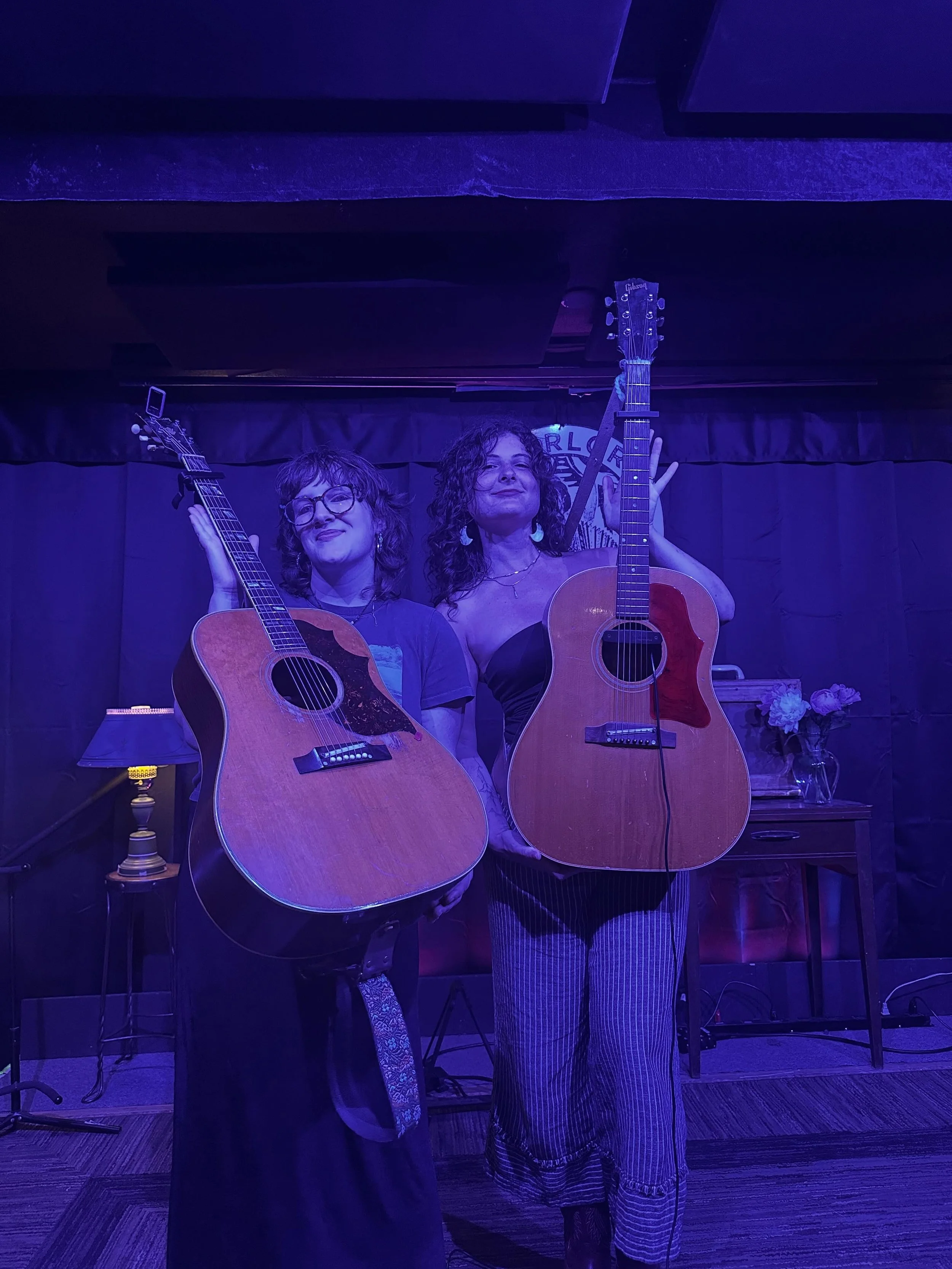 Me &lsquo;n Lila and our twin Gibbys from 1965 and 1966! 👯&zwj;♀️ 🔗❤️

Holy cow, sold out @parlorroommusic was an absolute DREAM. Thank you to @jakeklar_ and everyone in Northampton who made that gig such a treat to play. 

Only two shows left of t