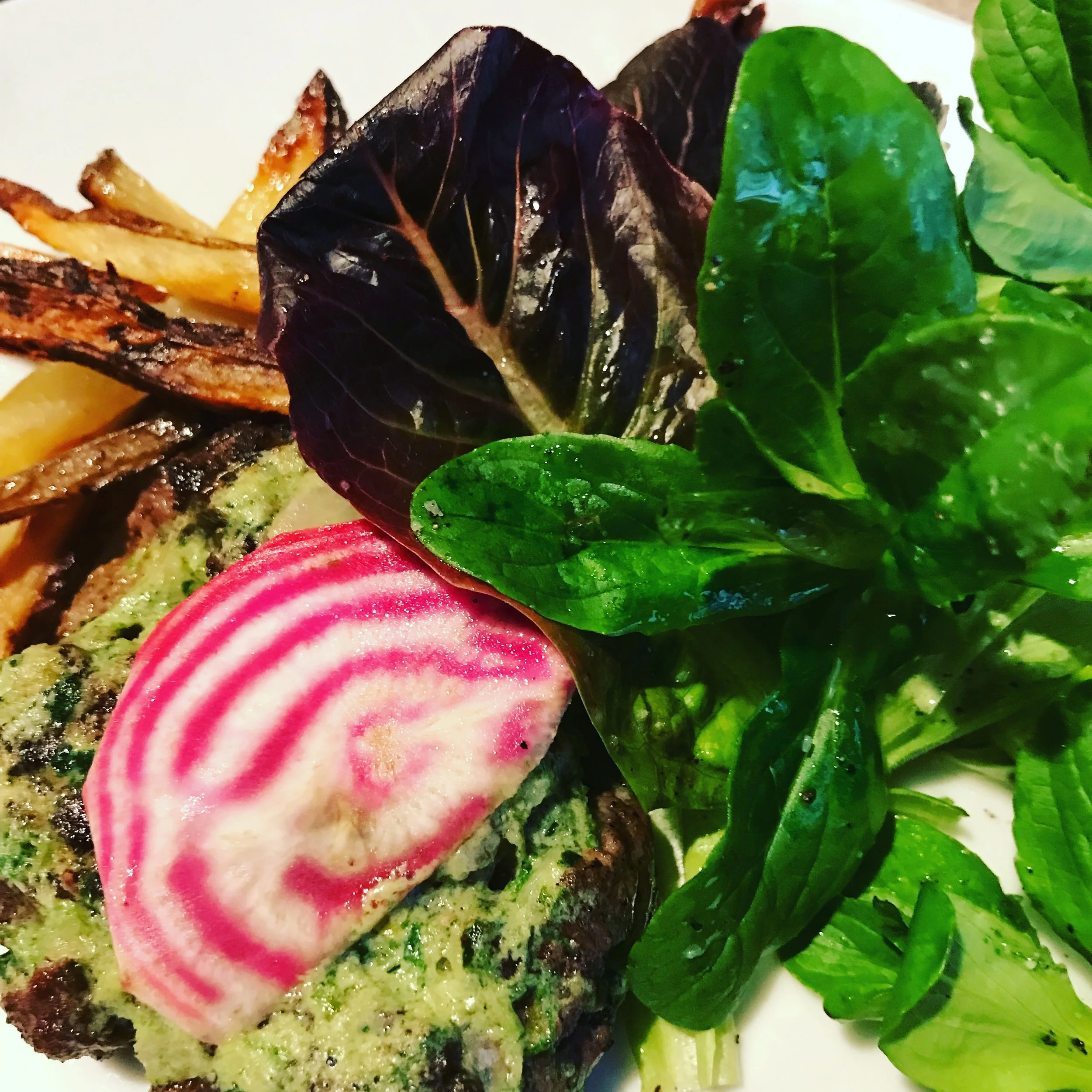 Viand hache boeuf, frites, petite salade