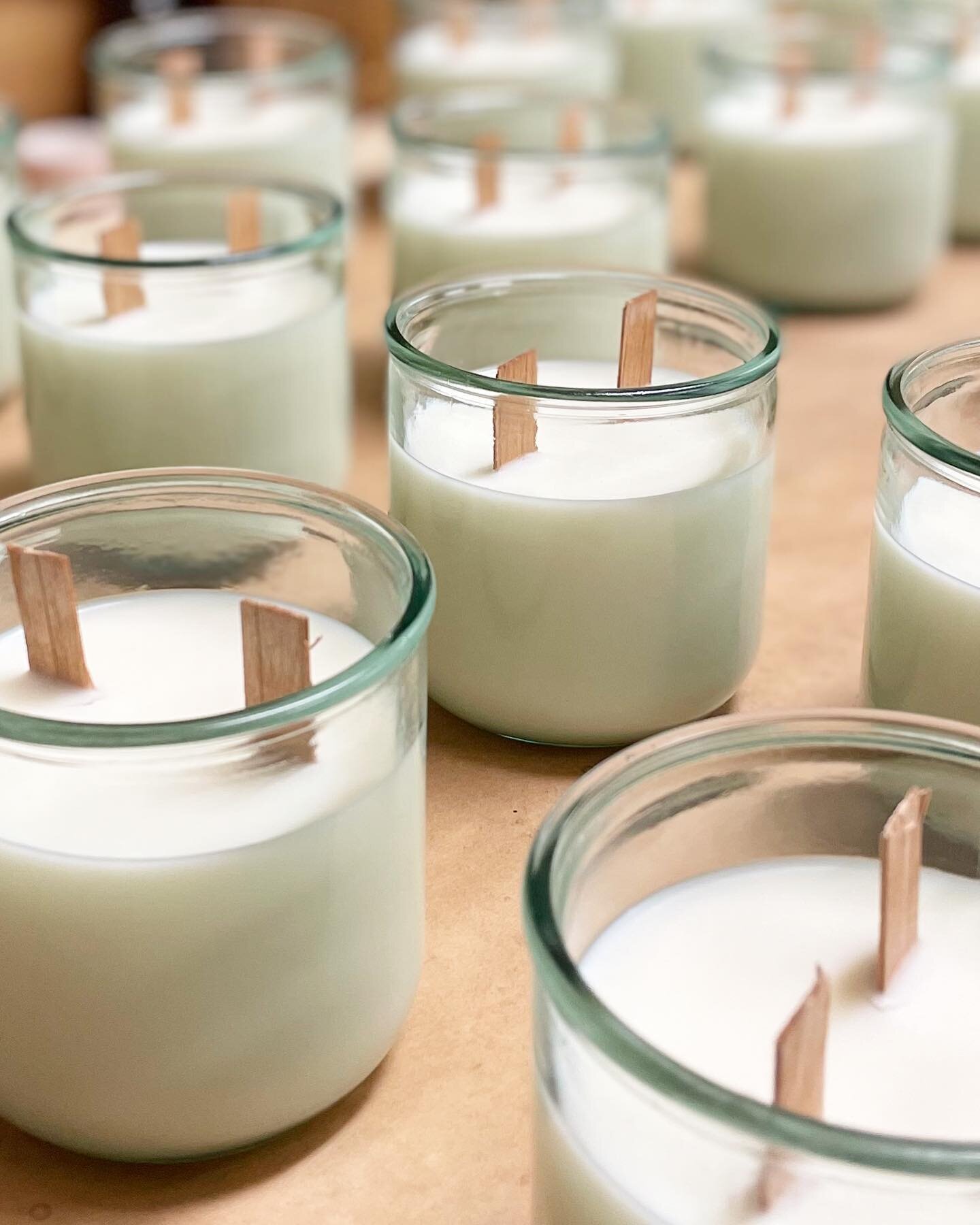 Close up on Naturel Collection in production featuring soy wax, pale green 100% recycled glass vessel, and wood wicks before they are cut😍🌿
.
.
.
#luxandalder #soycandles #candles #homedecor #lovecandles #aromatherapy #candletherapy #fragrance #hom