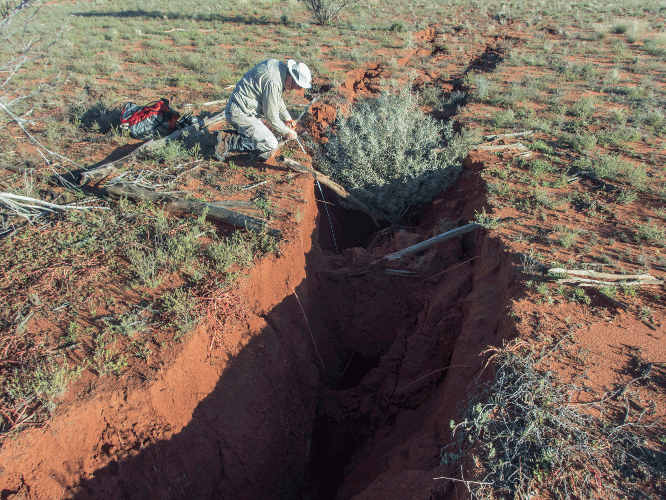 Cracking along the fault Scarp, Petermann Ranges resulting from the Mw6.0 earthquake of 2016. Image: Dr. Dan Clark , Geoscience Australia.