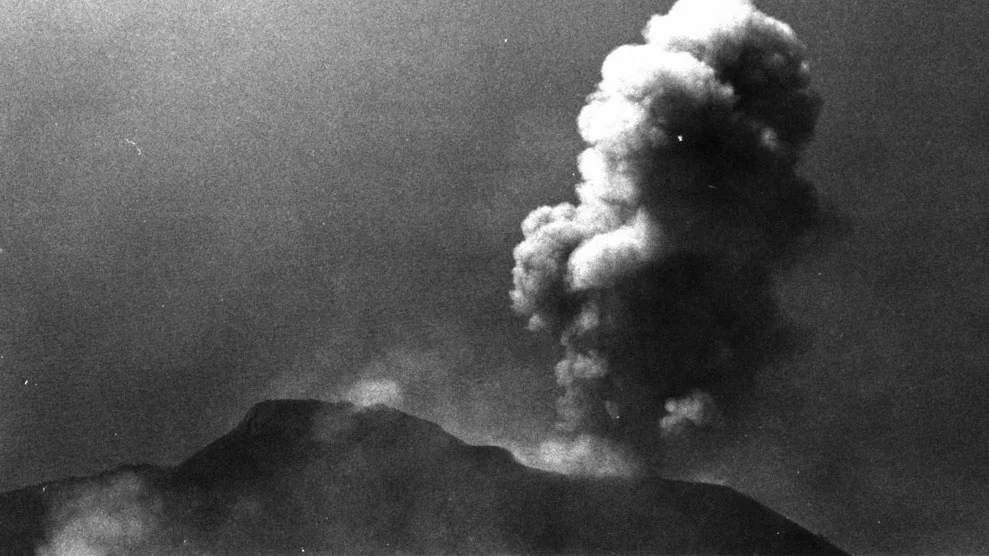 If rising hot magma encounters water just before reaching Earth’s surface, spectators will witness a spectacular and unforgettable gaseous ash explosion , like this example of the Stromboli eruption in 2014. Image: Jonas Kuhn .