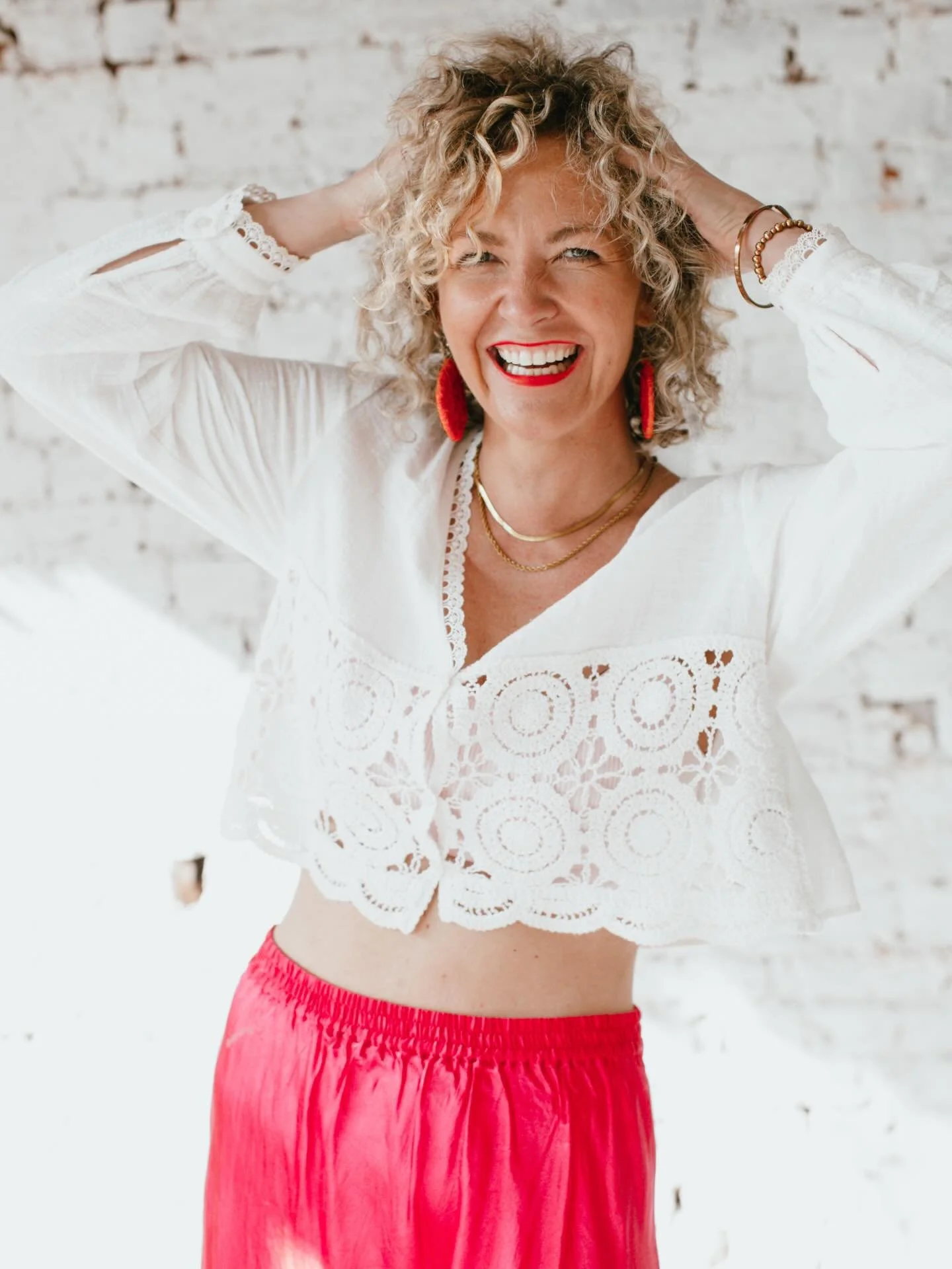 During the Jumbled Art Retreat Pip asked everyone to introduce themselves and share a fun fact.

Mine was a curly hair tip.
Not a life philosophy. But it could change your life.. 😂

For anyone interested&hellip;:
Curl booster goes in while your hair