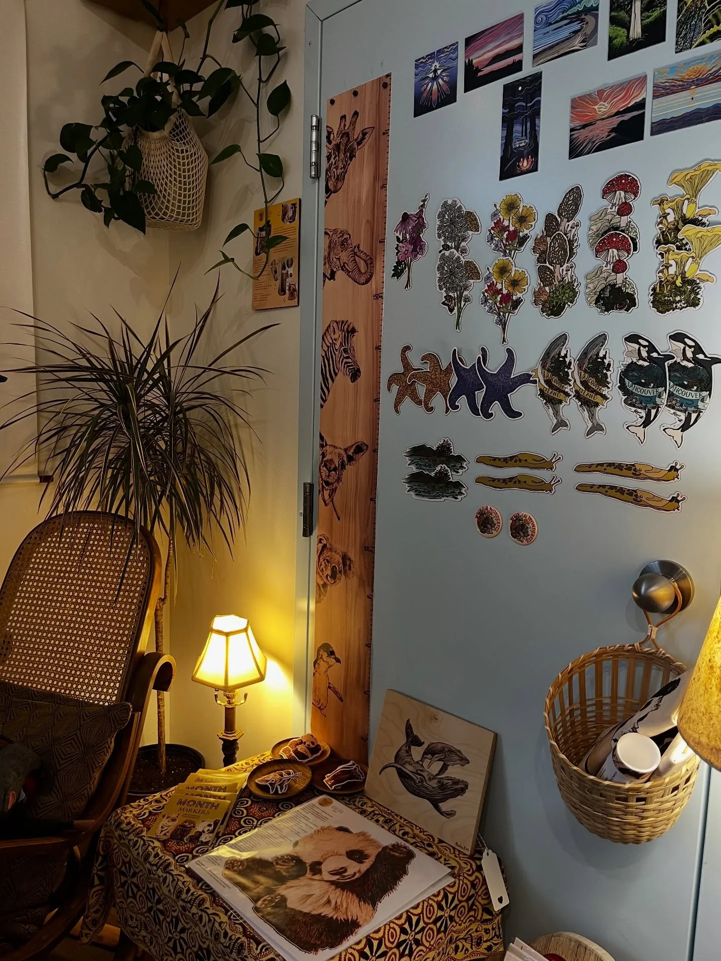 Tin Town Cafe is just the cutest art &amp; cafe spot!!! @tintown.cafe I always end up staying a while because the atmosphere is so cozy and inviting. Choose local &amp; handmade this holiday season 🥰❤️🌲 

Make sure to check out their new next door 